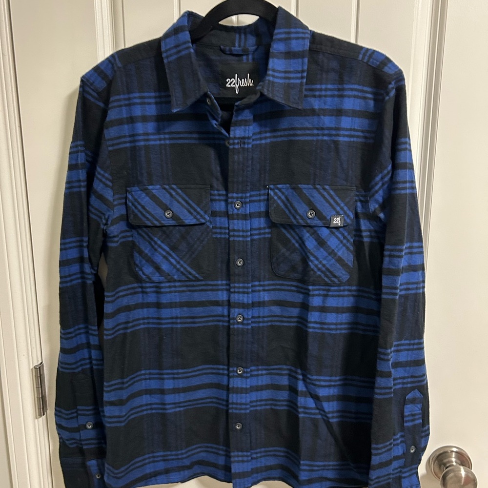 22 Fresh Blue and Black Plaid Shirt
4